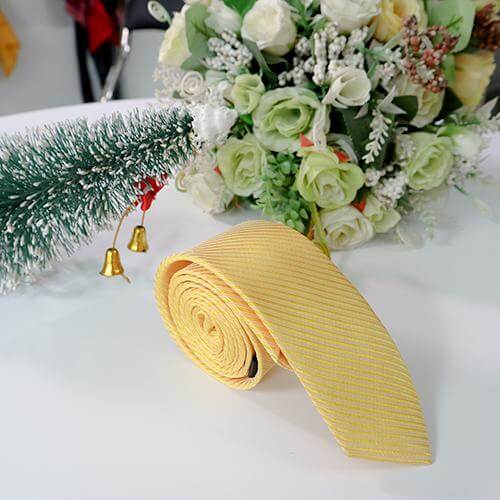 Cà vạt vàng