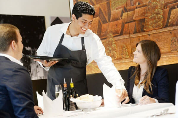 Kiểu dáng đồng phục đơn giản sẽ dễ dàng gây thiện cảm đối với khách hàng Kiểu dáng đồng phục đơn giản sẽ dễ dàng gây thiện cảm đối với khách hàng