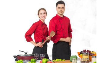 Nên chọn đồng phục nhà hàng may đo may sẵn hay