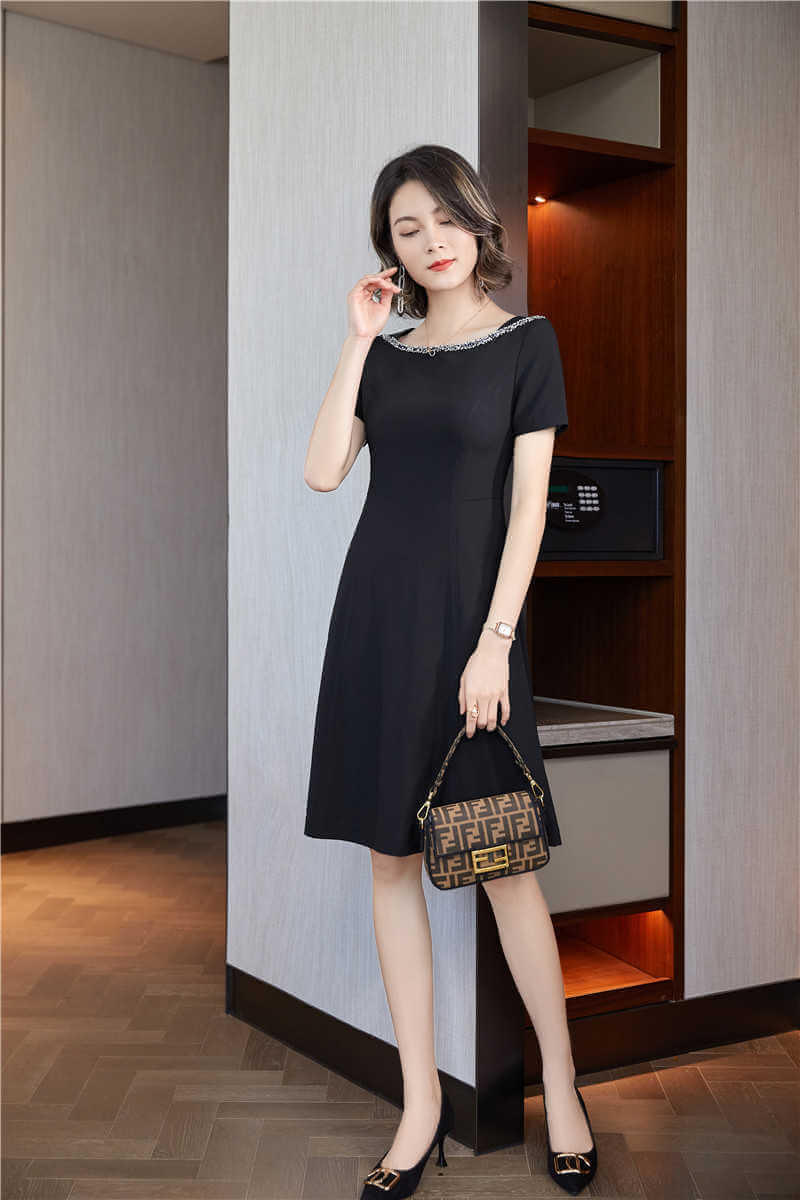 Váy liền thân cổ tròn