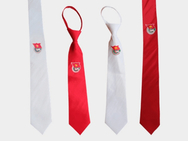 Logo đoàn được in/thêu ở giữa phía dưới củ ấu Logo đoàn được in/thêu ở giữa phía dưới củ ấu