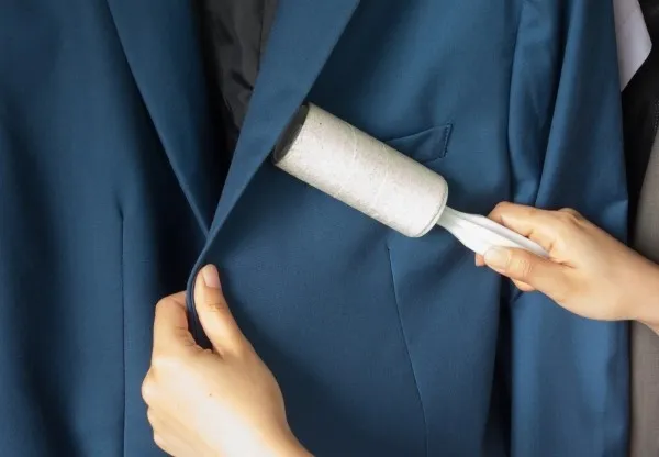 Sử dụng thanh lăn để lấy đi bui bẩn còn sót lại sau mỗi lần mặc cach-bao-quan-vest-dong-phuc-bang-thanh-lan-bui-thomas-nguyen-uniform