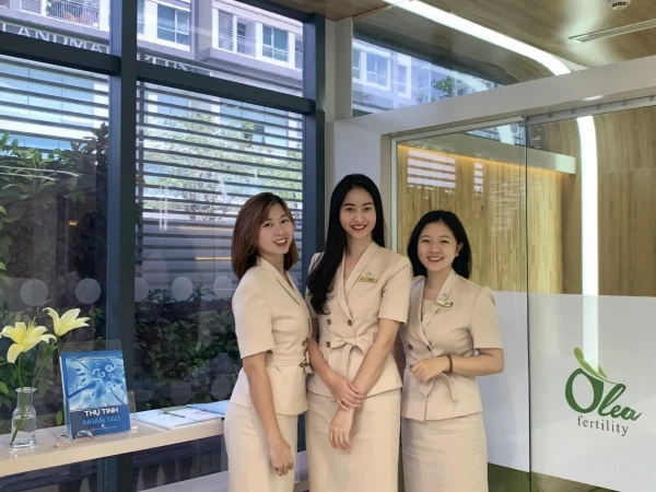 Đội ngũ Trợ lý bác sĩ mặc đồng phục do Thomas Nguyen thực hiện (Nguồn: OLEA Fertility) dong-phuc-tro-ly-bac-si-olea-fertility-do-thomas-nguyen-uniform-thuc-hien-13