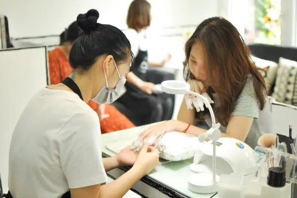 Tạp dề nail đồng phục mang đến hình ảnh chuyên nghiệp cho tiệm mang-tap-de-dong-phuc-giup-nang-cao-hinh-anh-thuong-hieu