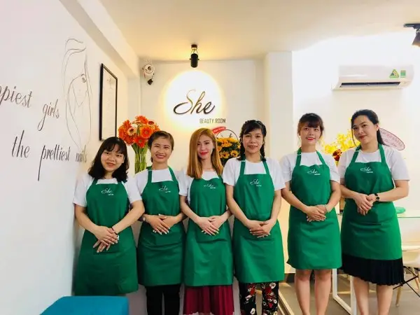 Màu sắc của tạp dề có nét tương đồng với màu thương hiệu mau-sac-tiem-nail-tuong-dong-voi-mau-thuong-hieu