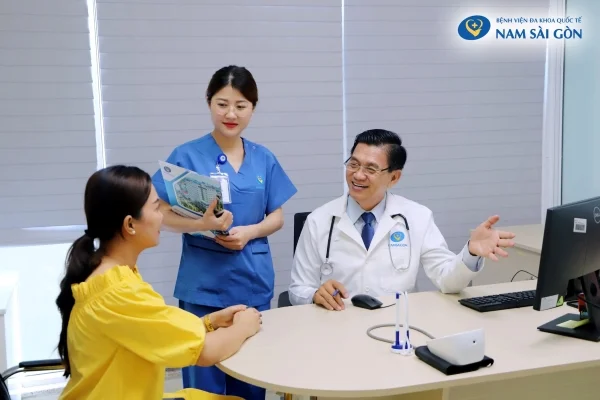 Trang phục của đội ngũ Y bác sĩ bệnh viện Quốc tế Nam Sài Gòn bac-si-benh-vien-quoc-te-nam-sai-gon-thomas-nguyen